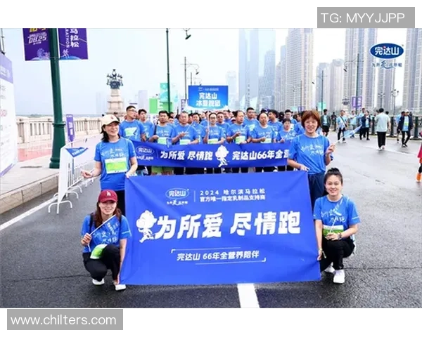 足球巨星场边畅饮牛奶展现健康活力引领运动营养新风尚 足球巨星场边畅饮牛奶展现健康活力引领运动营养新风尚